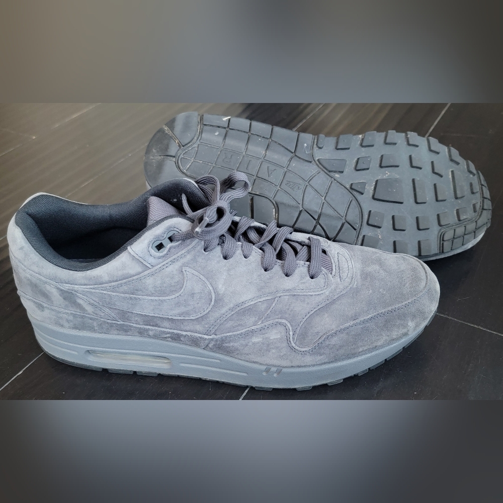 Nike Men's Charcoal Sneakers